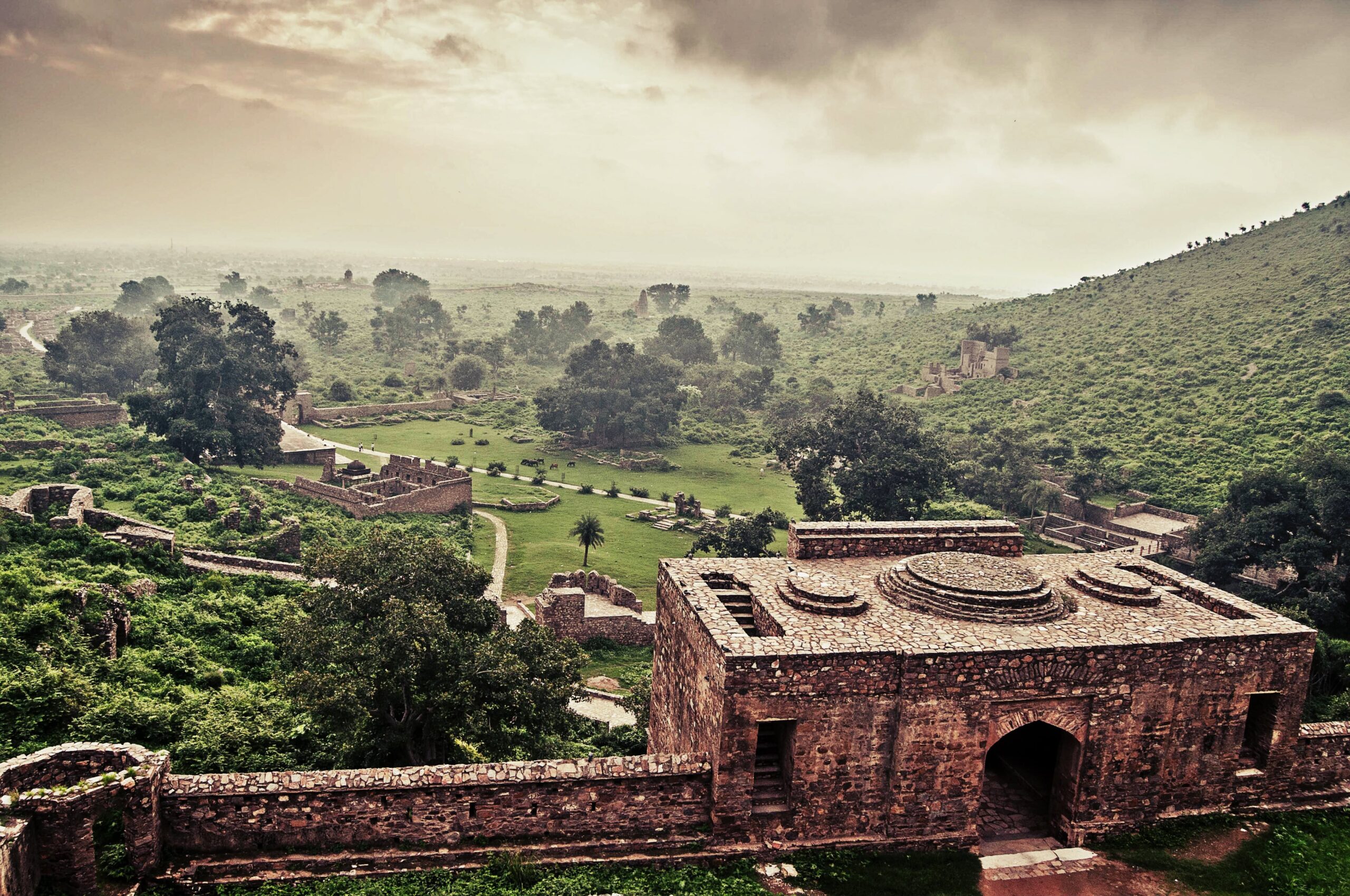 Bhangarh Fort – The Most Haunted Fort in India and Its Dark Secrets